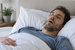 Dormir de boca aberta: o que pode causar e quando investigar?